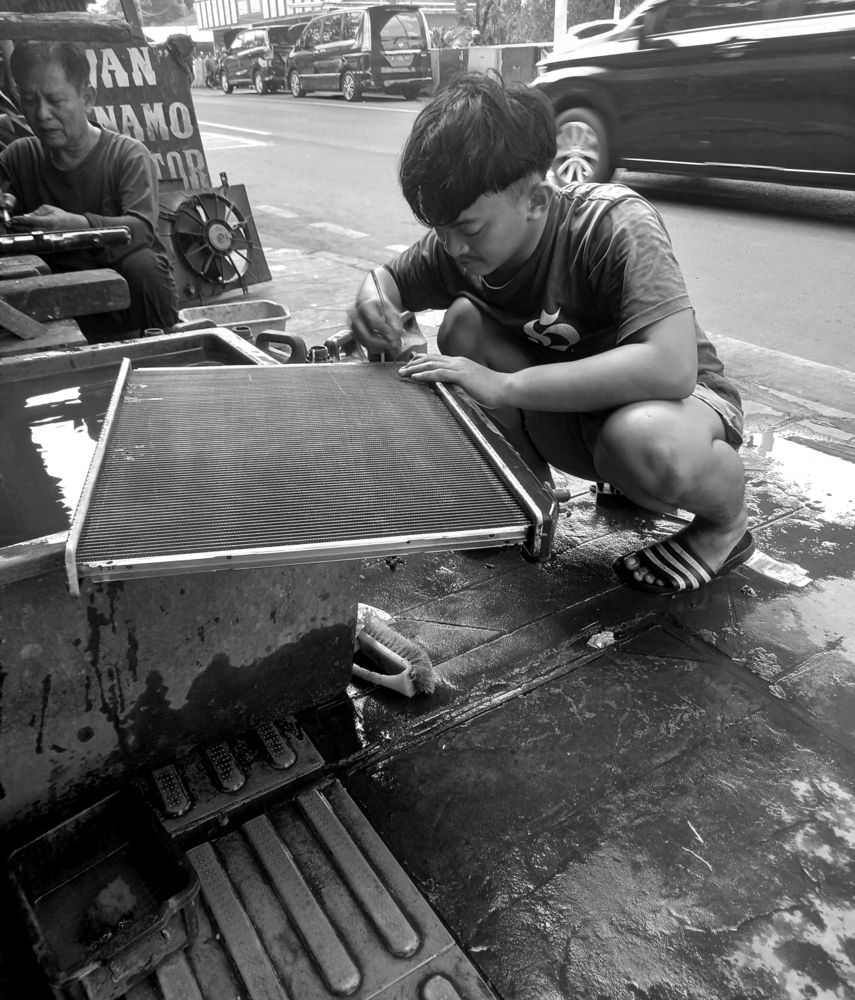 Man cleaning radiator