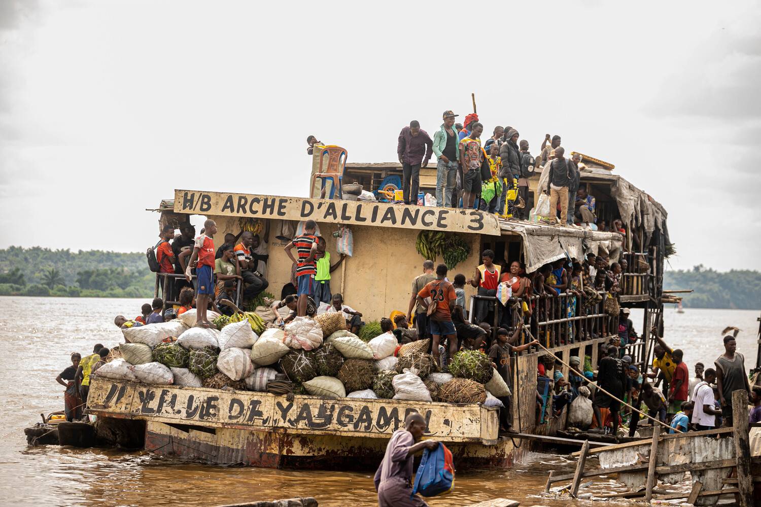 Le transport fluvial sur le fleuve Congo : entre survie, commerce et danger