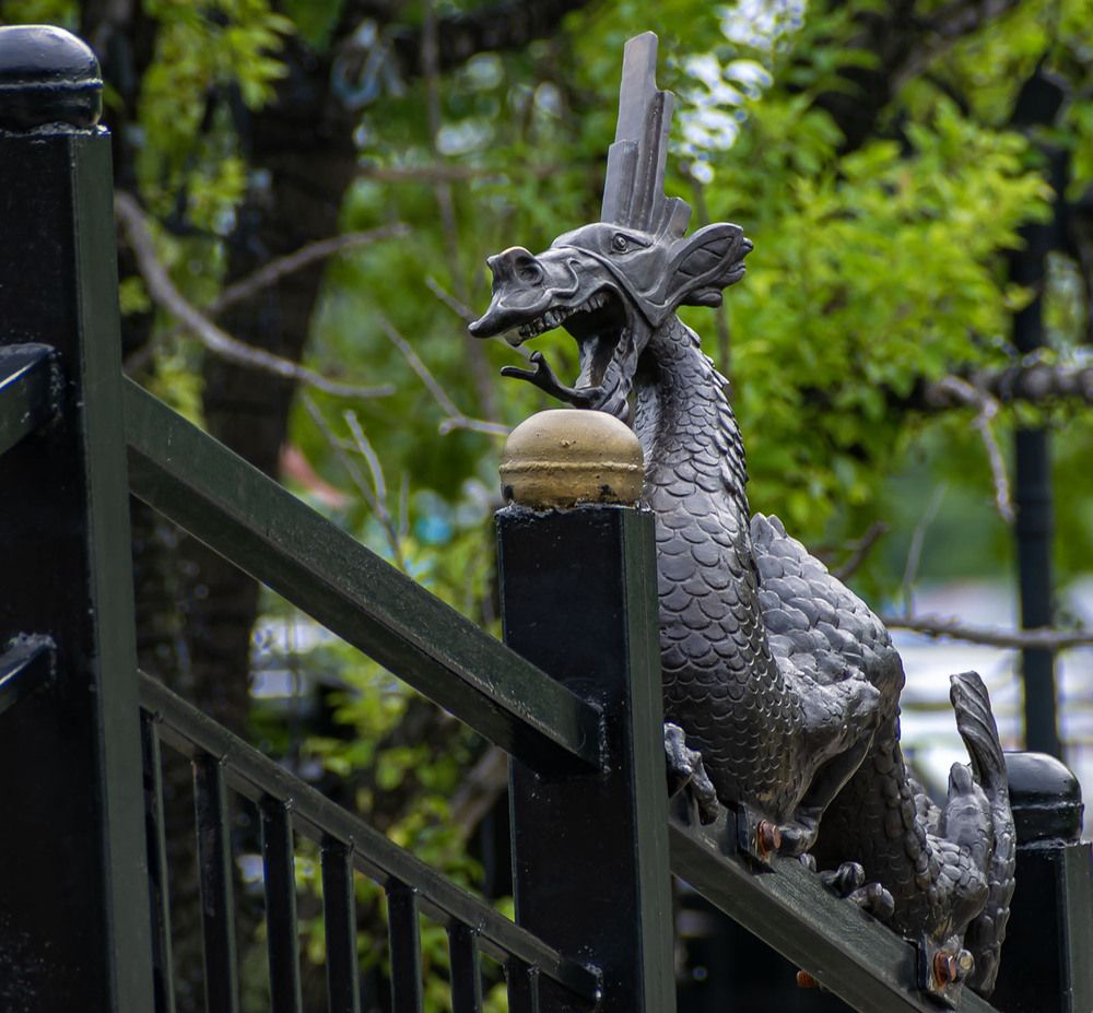 Огнедышащий дракон