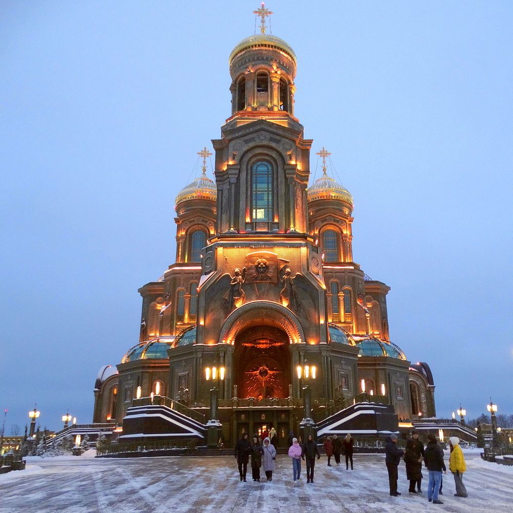 Люди и собор в зимней подсветке