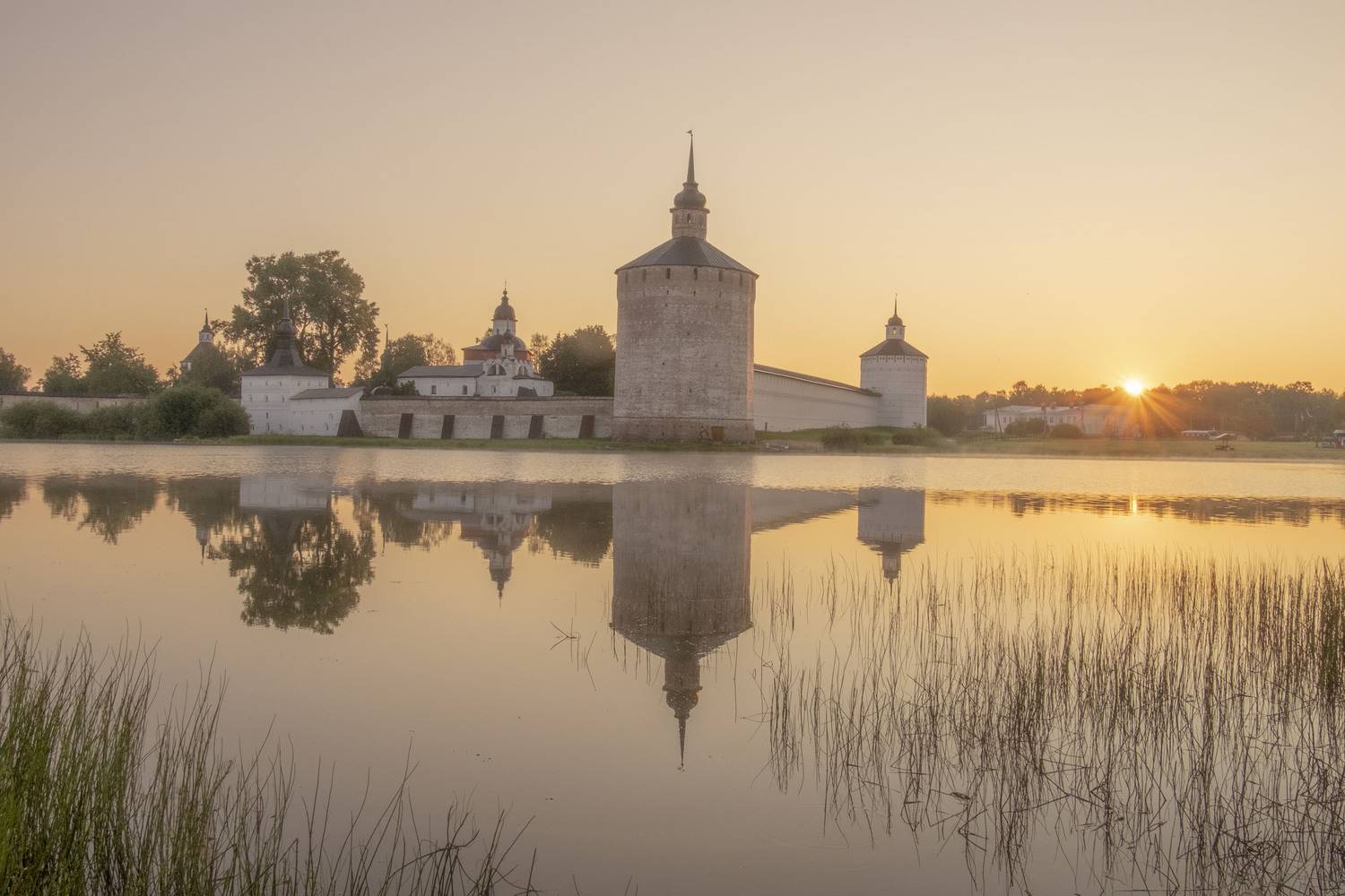 Рассвет у стен монастыря Рассвет у стен монастыря
