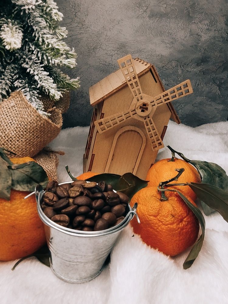 Крупный план. Мандарины и кофе.