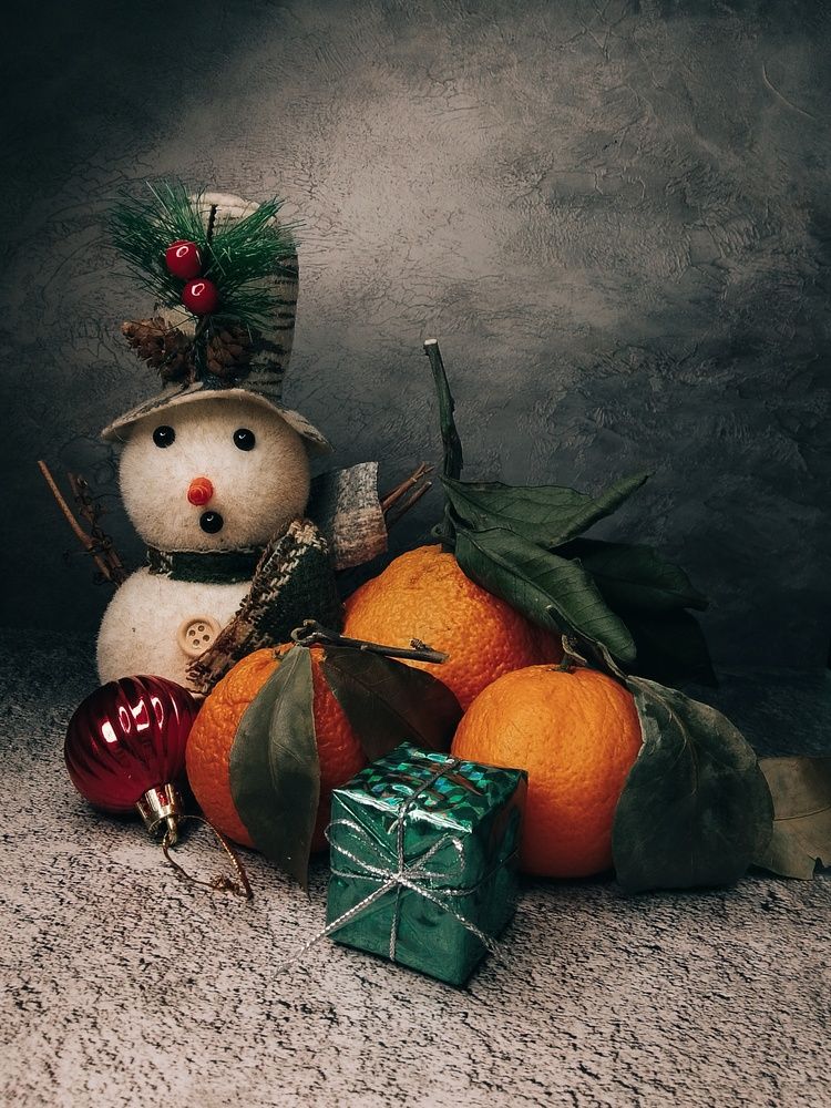 Снеговик и куча мандарин.