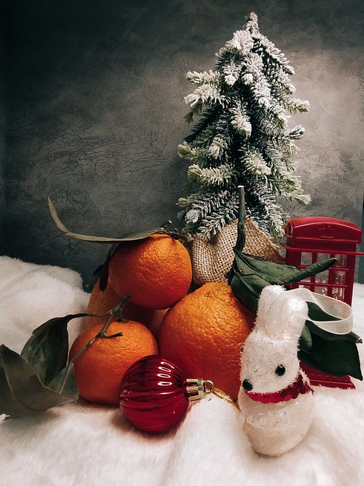 С красной телефонной будкой.