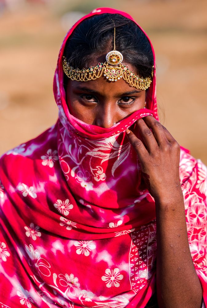 A Gaze Behind the Veil