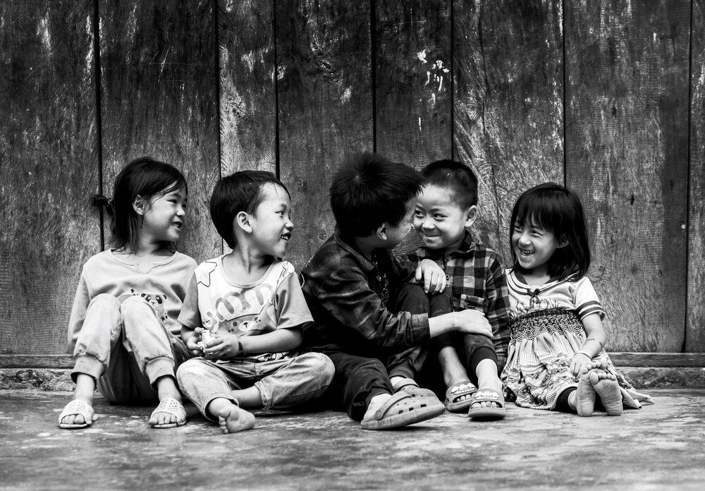 Những đứa trẻ bên hiên nhà