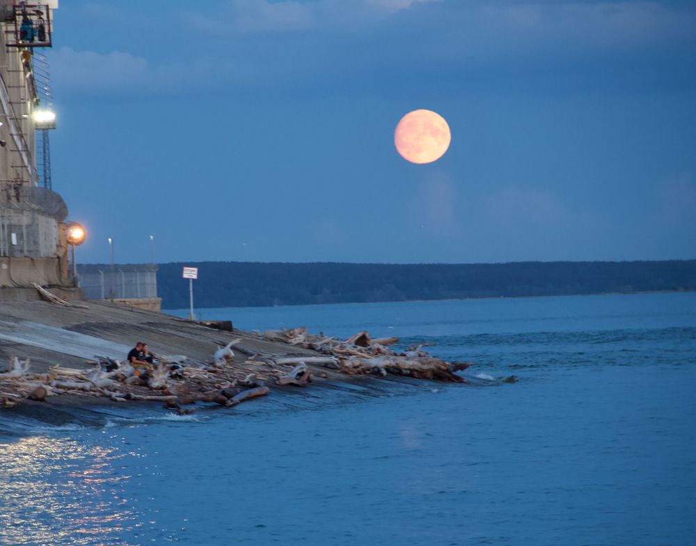 Восход Луны над Обским морем в Новосибирске
