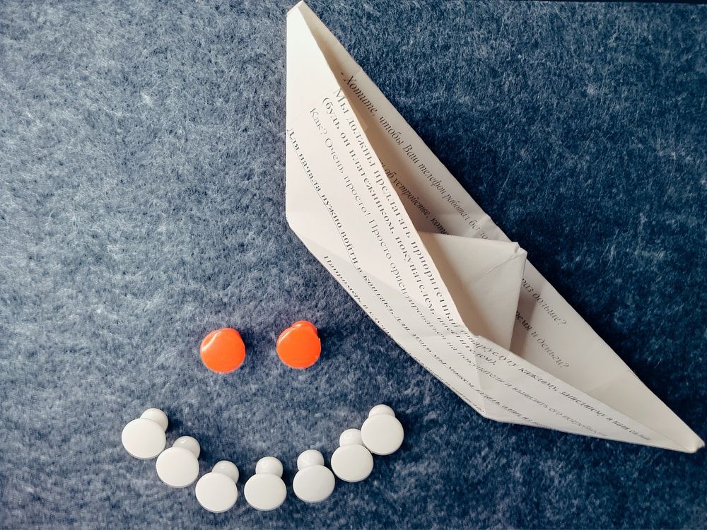 Игольчатый смайлик и бумажный кораблик.