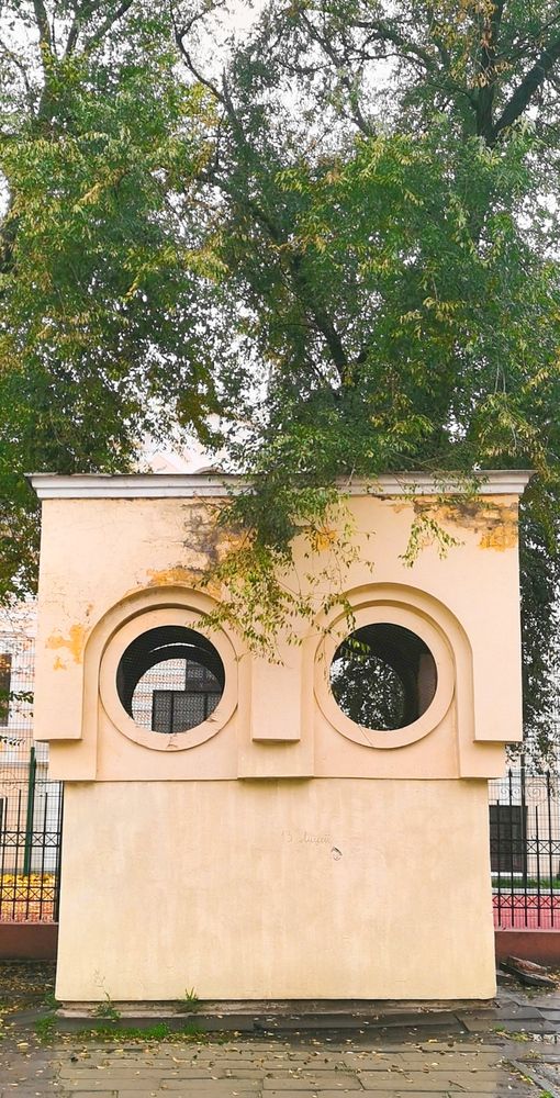 Квадратный мальчик с зелёным чубом