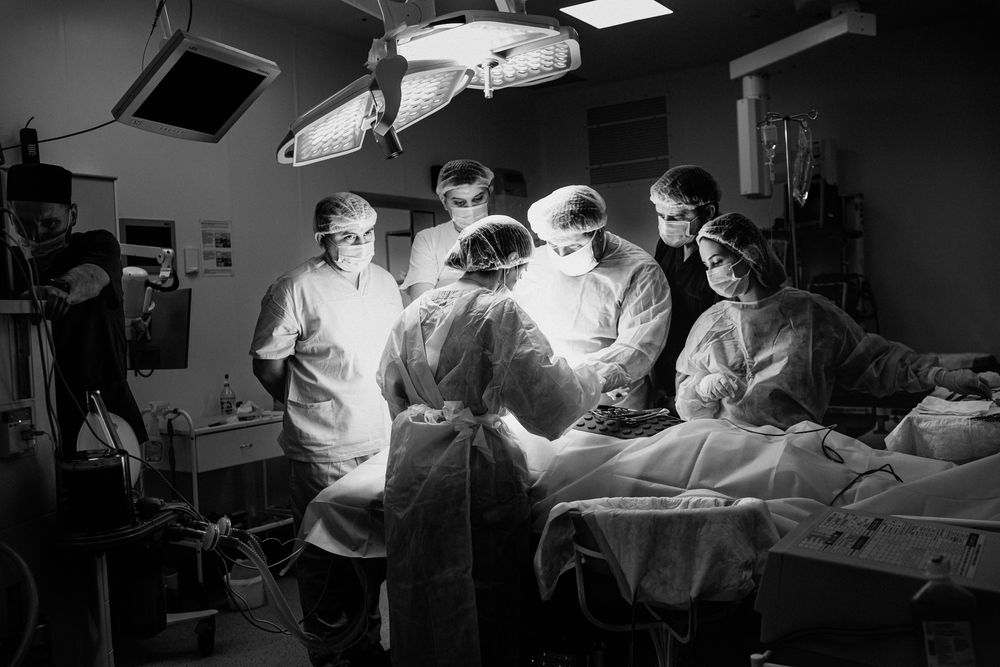 [здесь и сейчас]