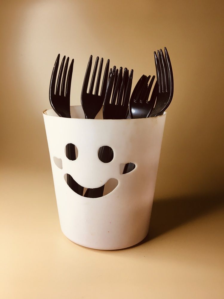 Чёрные вилки и нож. Apple iPhone 6s.