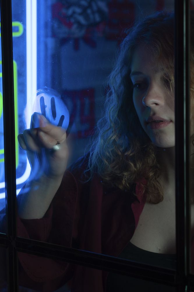 заглядывая в окошко любимой кафешки