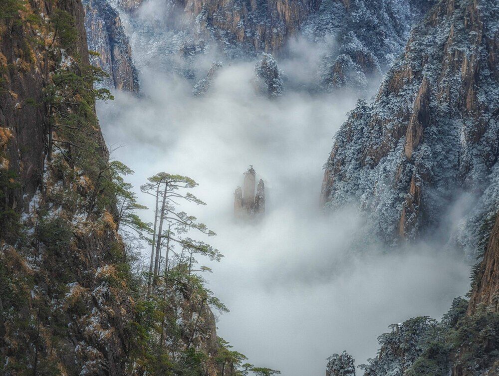 Clouds Surging Over the Jade Screen