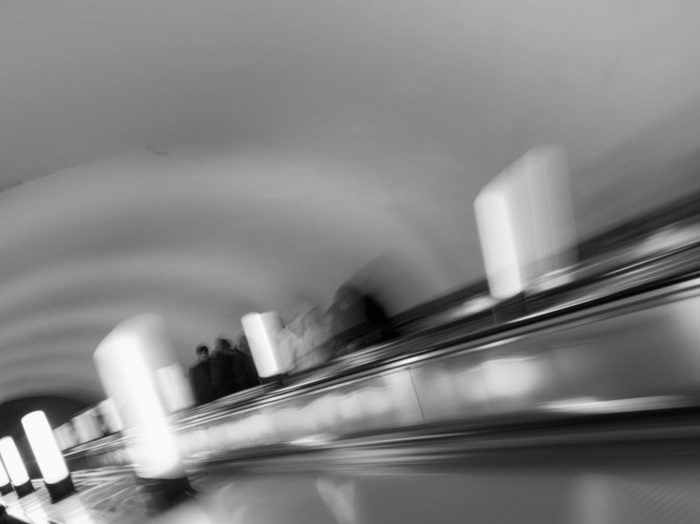 На эскалаторе в метро