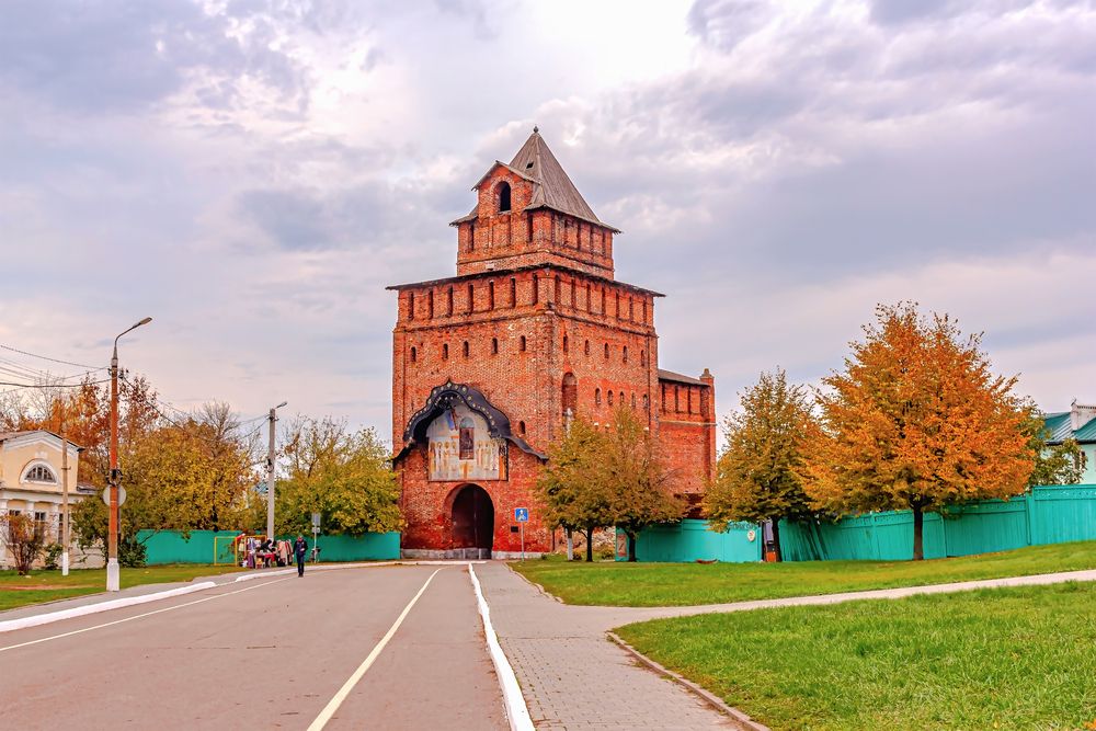 К главным Пятницким воротам..