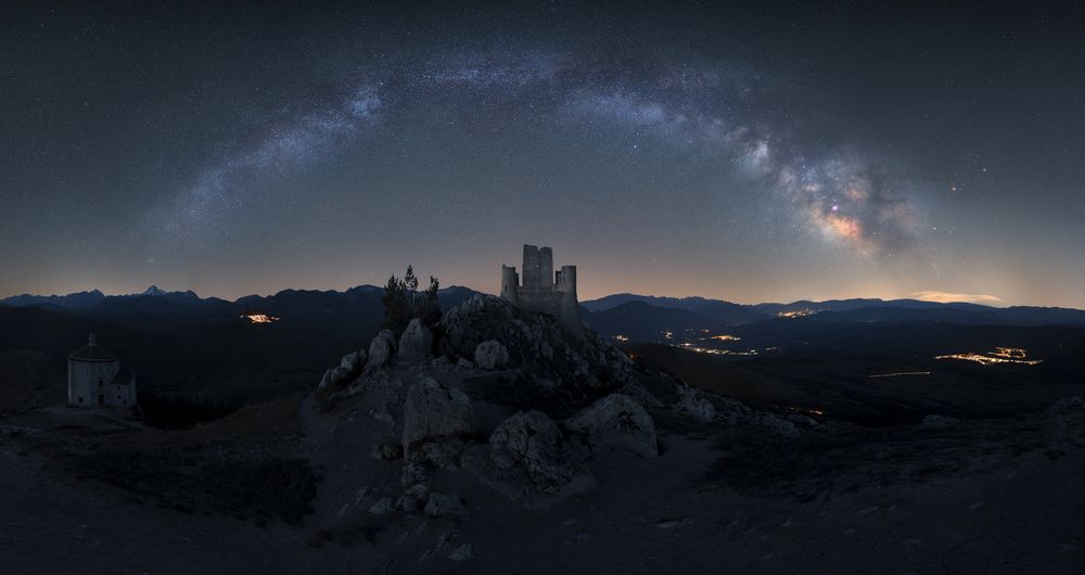 Under the same sky of the centuries