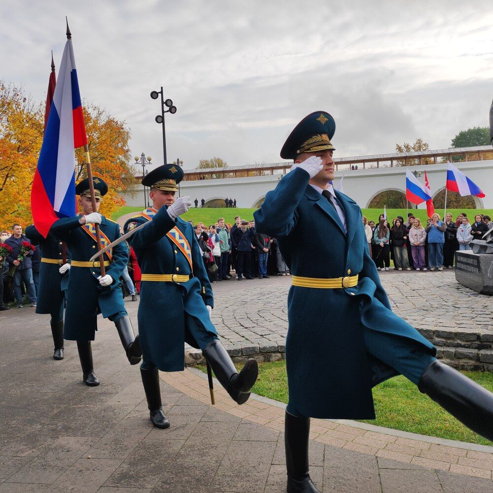 У памятника ростокинским ополченцам