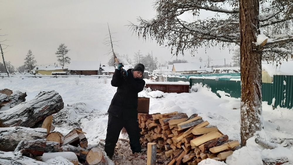 Внук колит дрова.