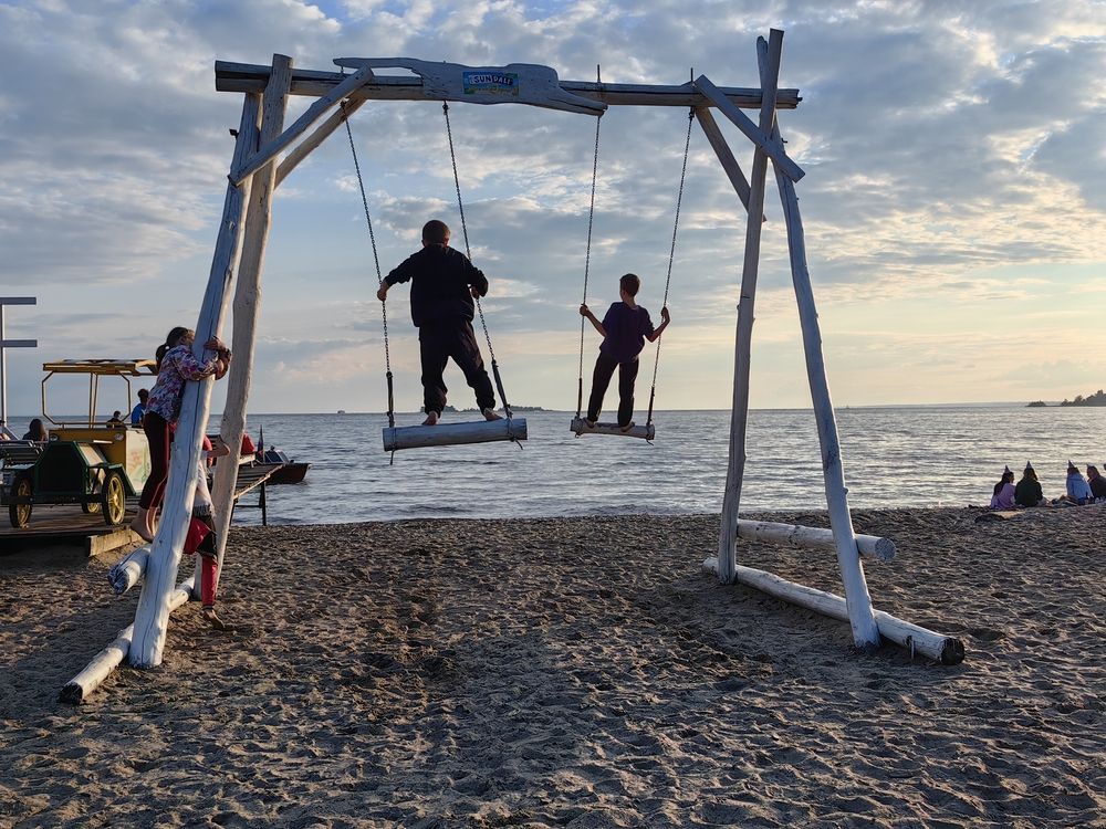 На качелях на закате