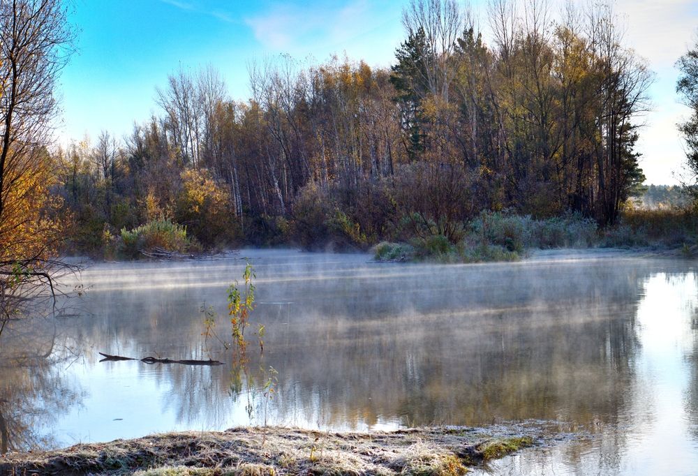 Туман на реке морозным осенним утром