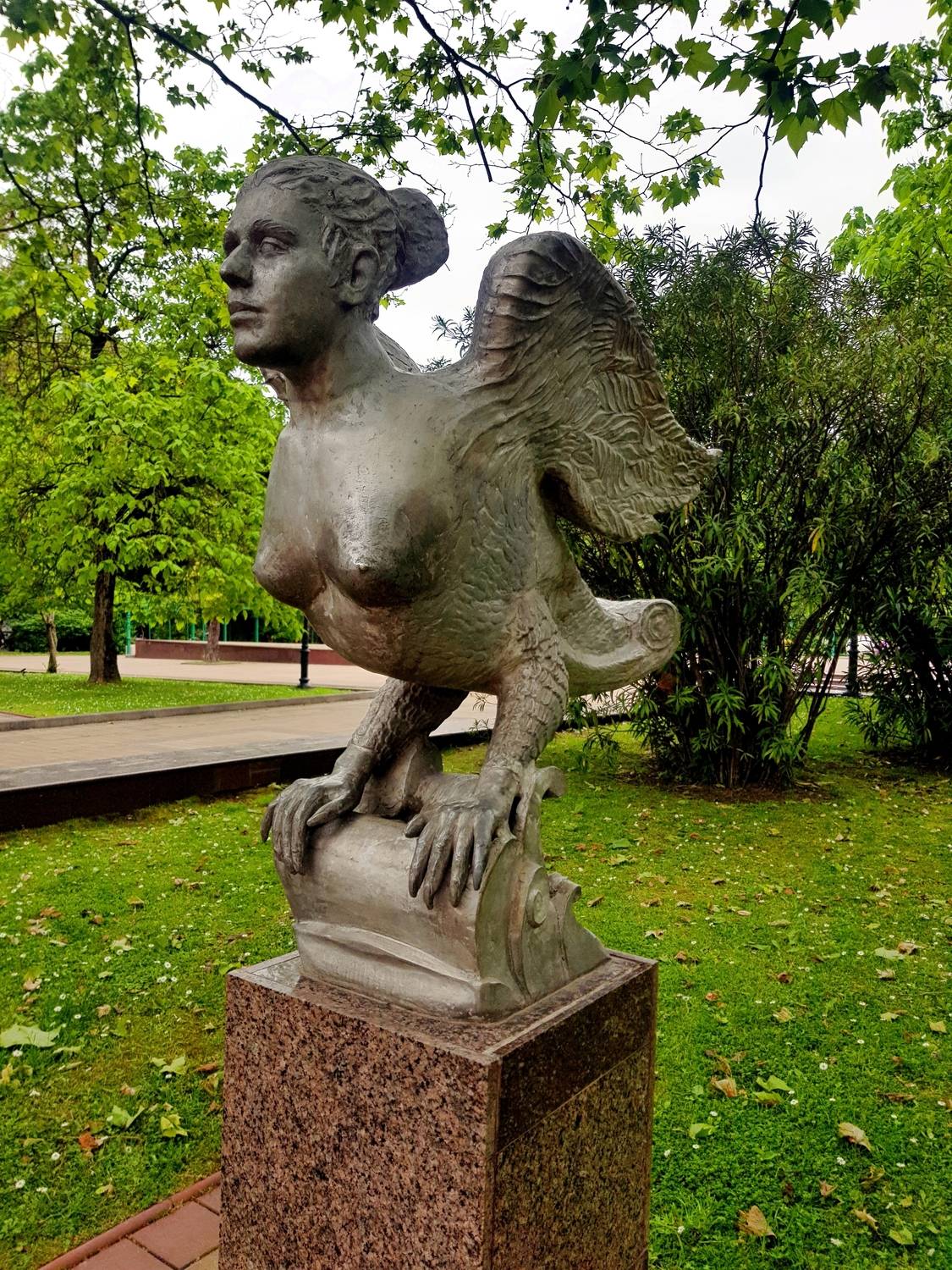 Скульптура «Птица Сирин»