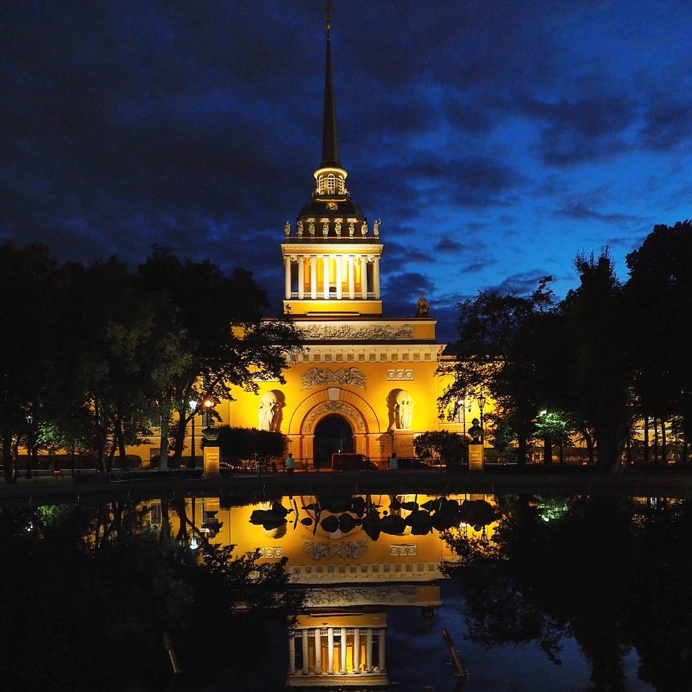 Адмиралтейство в отражении