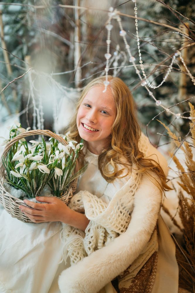 Настенька нашла подснежники!