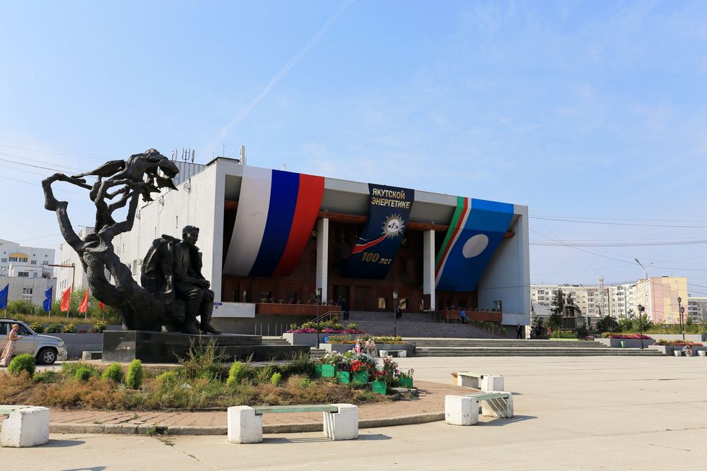 Сахатеатр и  памятник.