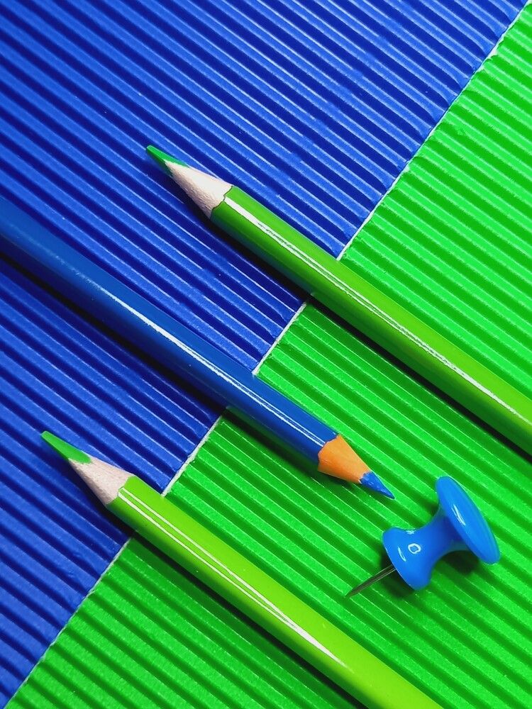 Диагонали и крупная синяя кнопка.