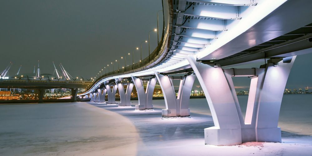 Яхтенный мост при вечернем освещении.