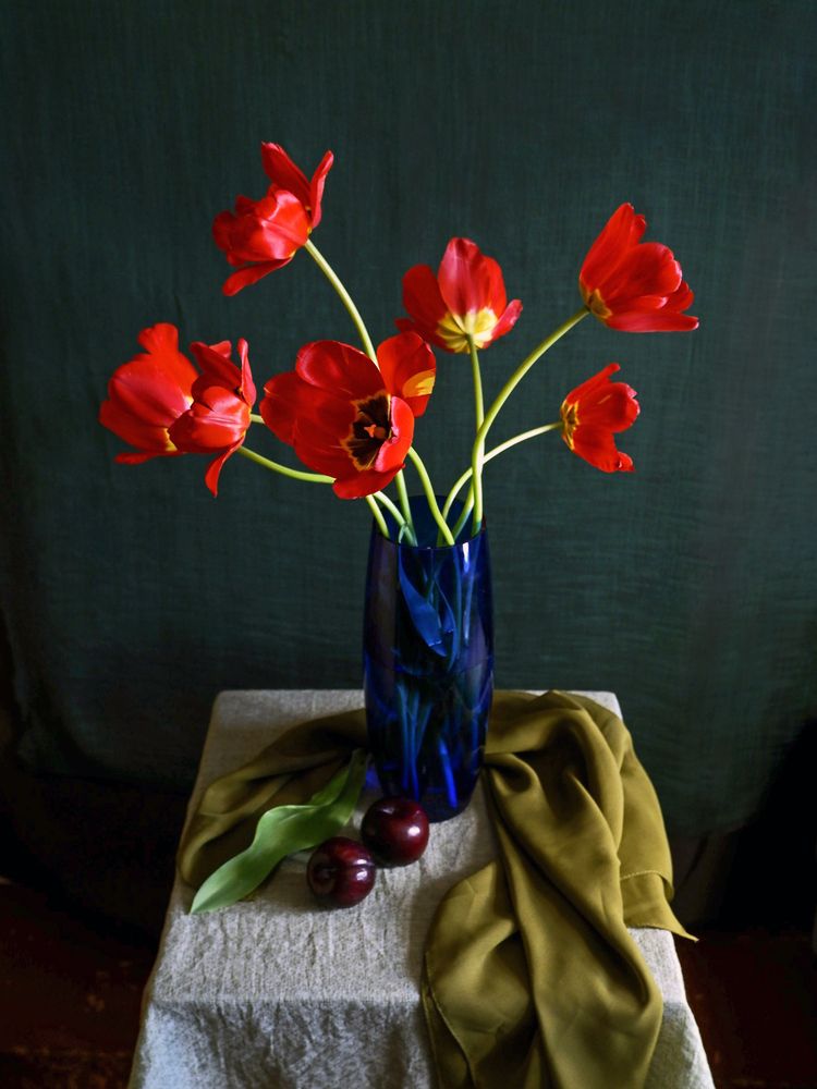 Тюльпаны в синей вазе.
