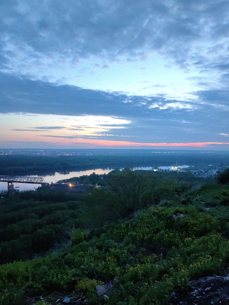 Сумерки над рекой: симфония света и природы