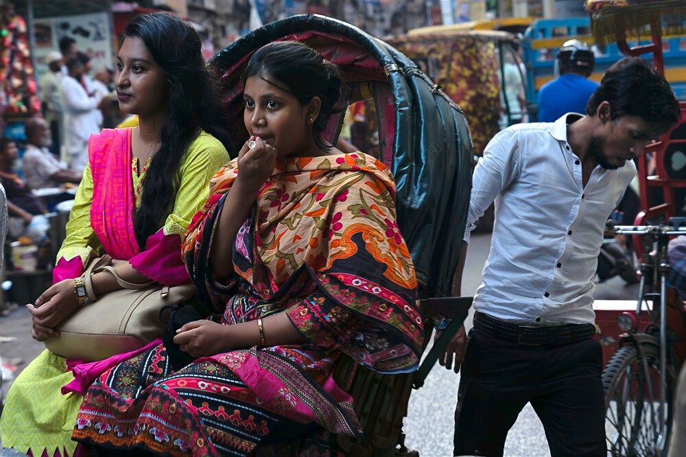 A Girl in Dhaka\\\'s Traffic