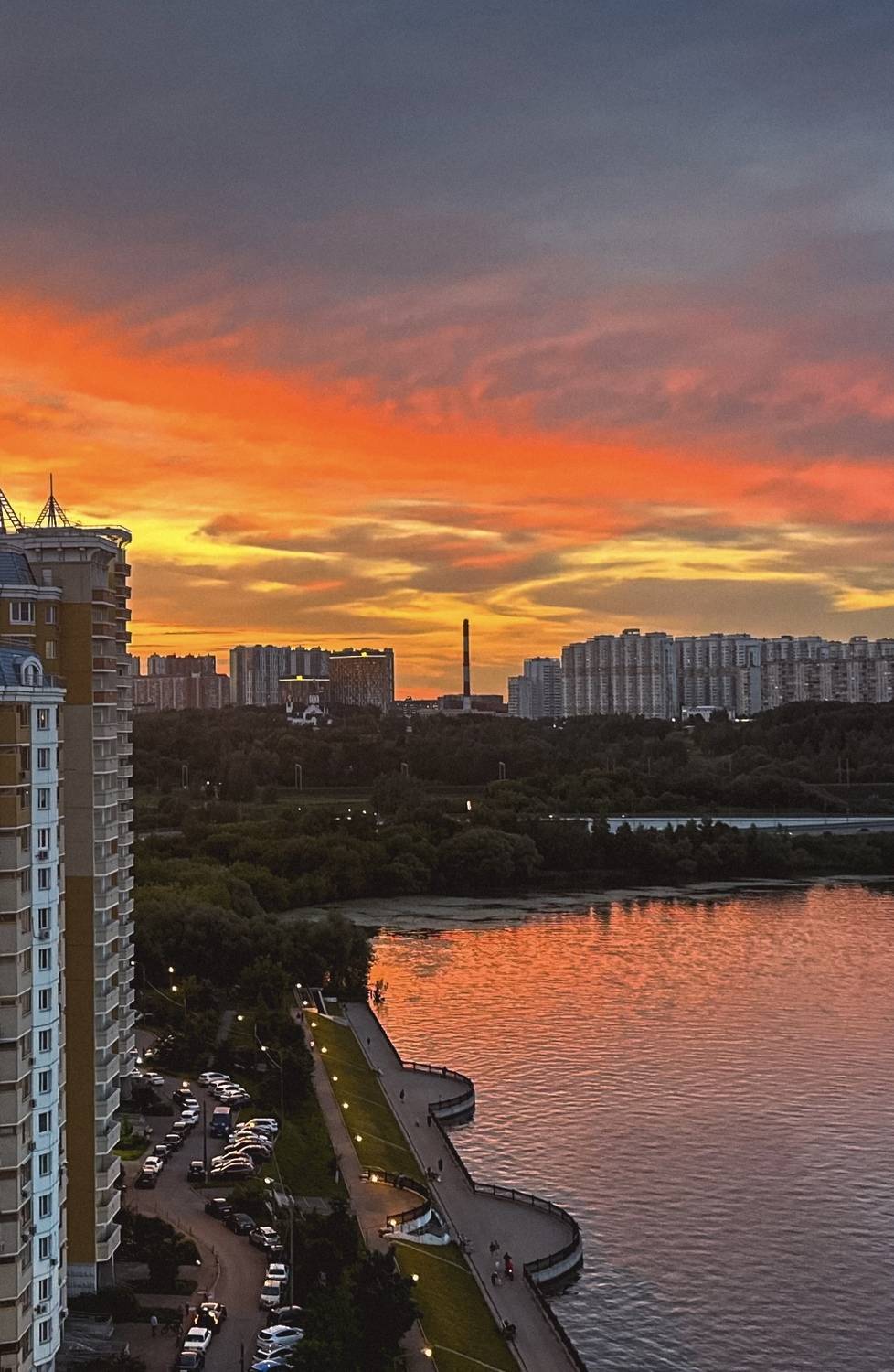 Закат из окна многоэтажки Закат из окна многоэтажки