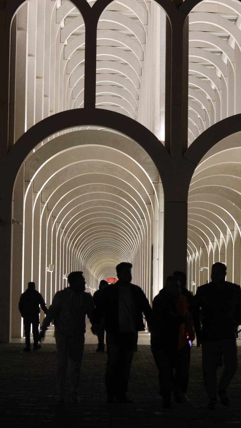 Harbor Lines & Quiet Passersby