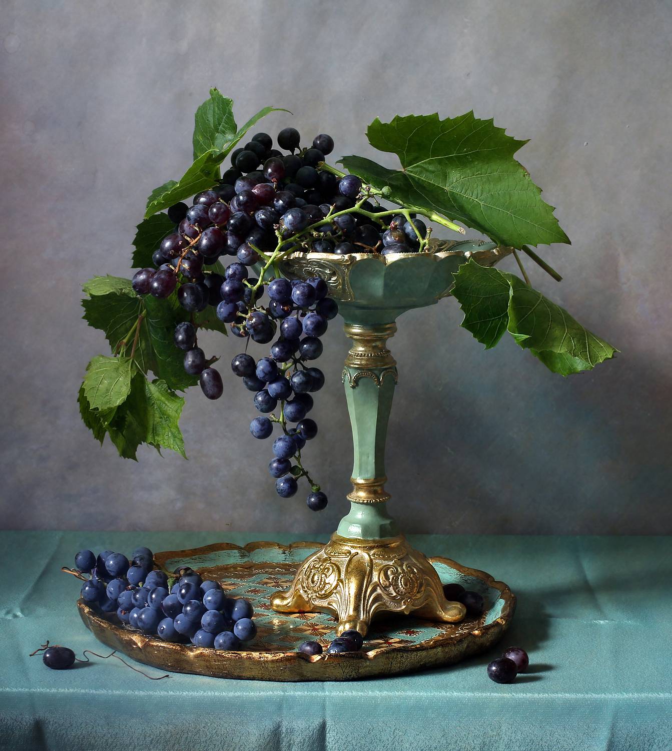 Ваза с веткой винограда