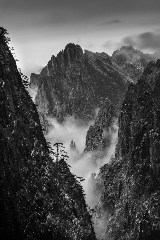 Clouds surround Mount Huangshan