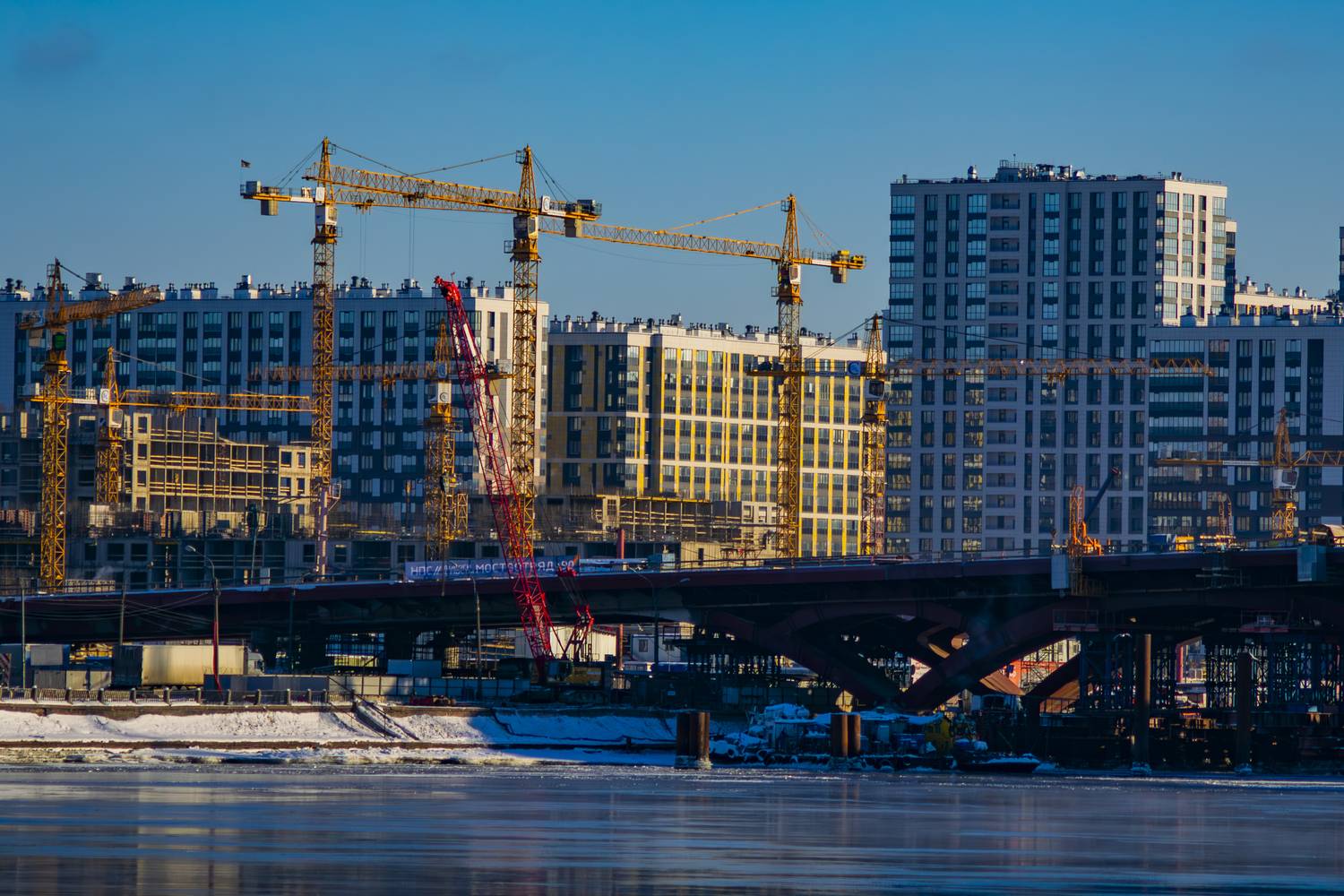 Вид на строящийся Смоленский мост