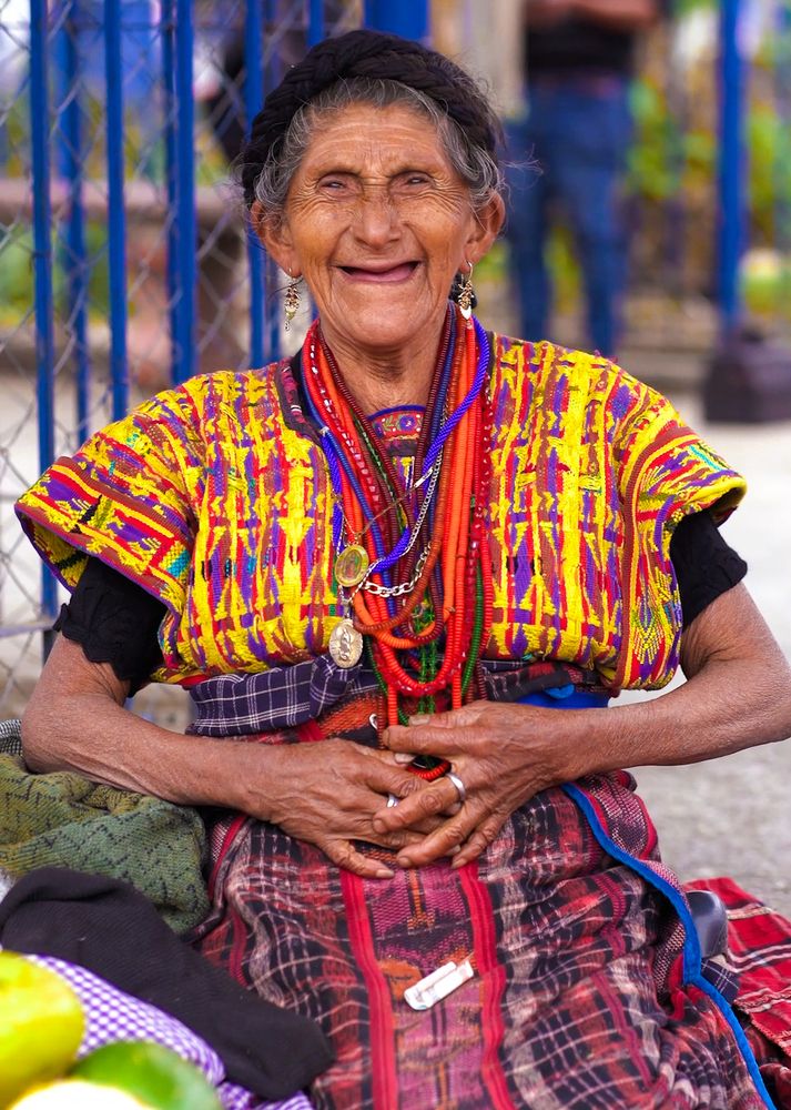 La abuelita sonriente a la vida