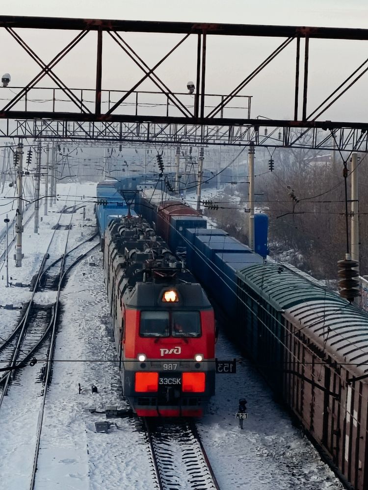 В обоих направлениях.