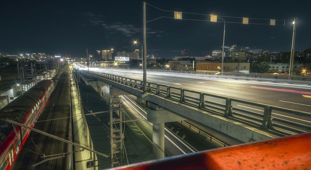 Красный поезд.