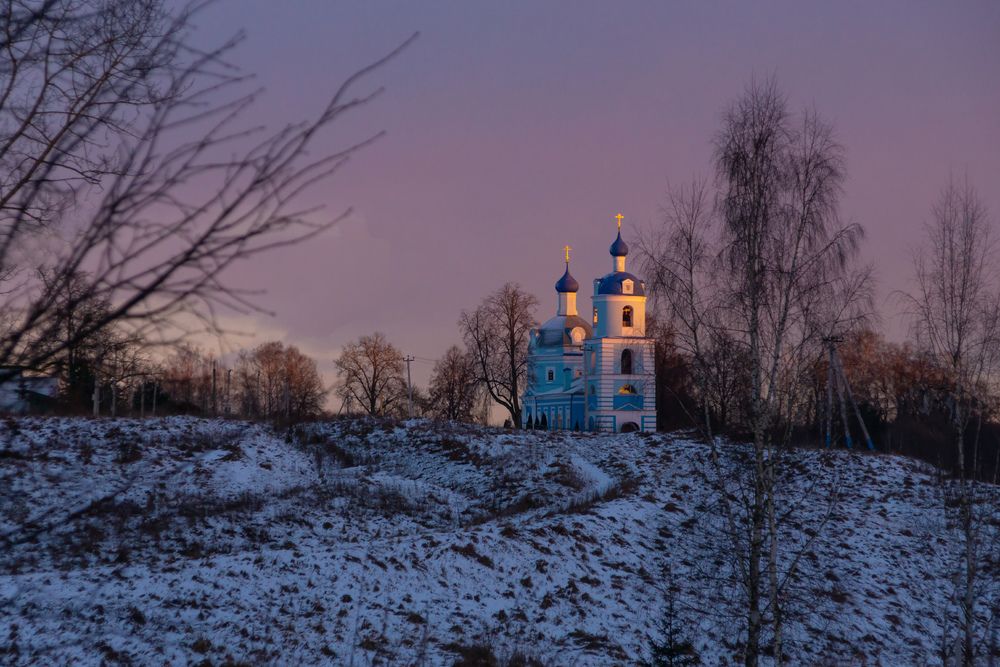Богородице-Рождественский храм на закате солнца