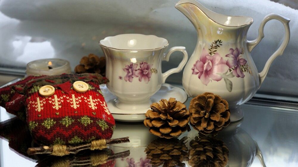 Винтажный фарфоровый чайный сервиз с фиолетовыми цветочными узорами, на фоне снежных оконных сугробов