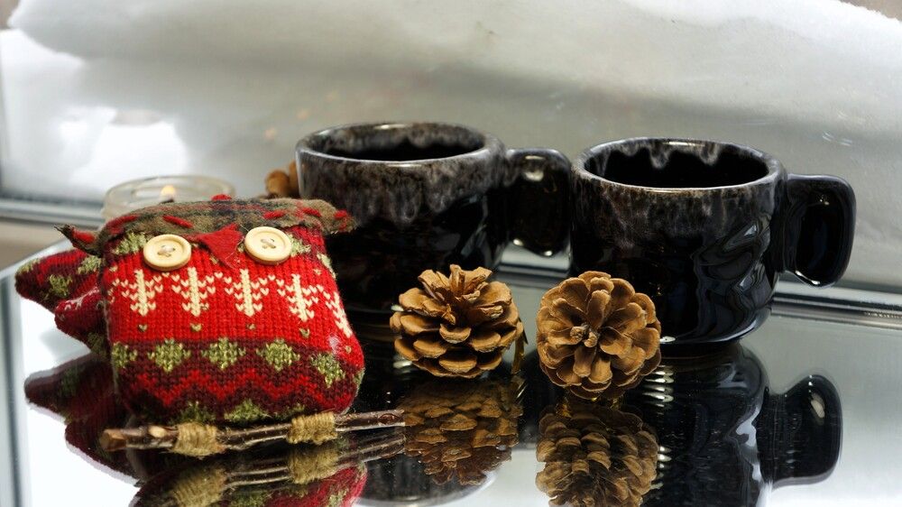 Зимний декор для дома с натуральными элементами и уютными аксессуарами