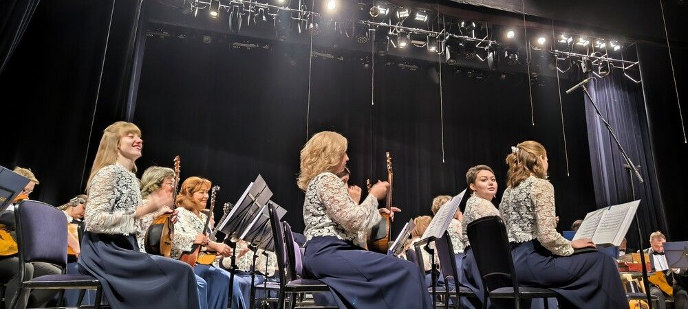 Русский академический оркестр Новосибирской государственной филармонии в процессе выступления