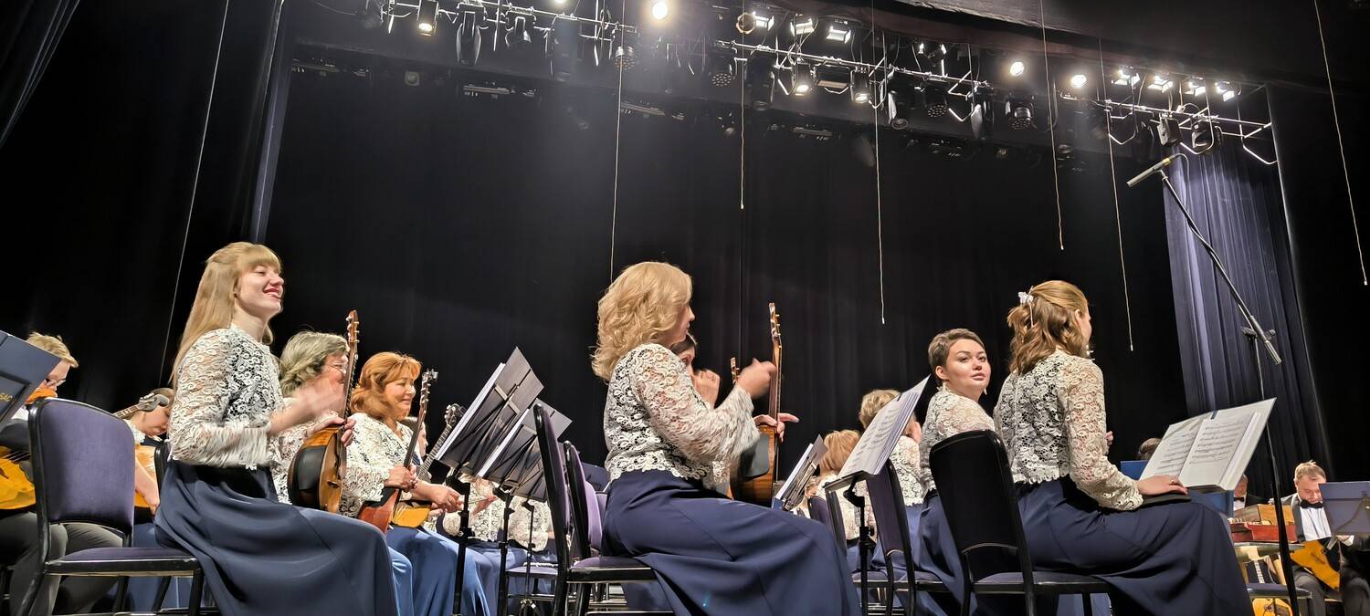 Русский академический оркестр Новосибирской государственной филармонии в процессе выступления Русский академический оркестр Новосибирской государственной филармонии в процессе выступления