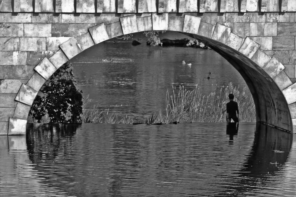 Под мостом...