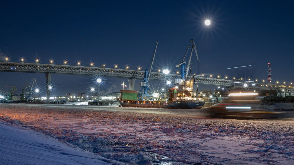 Под лунным светом.