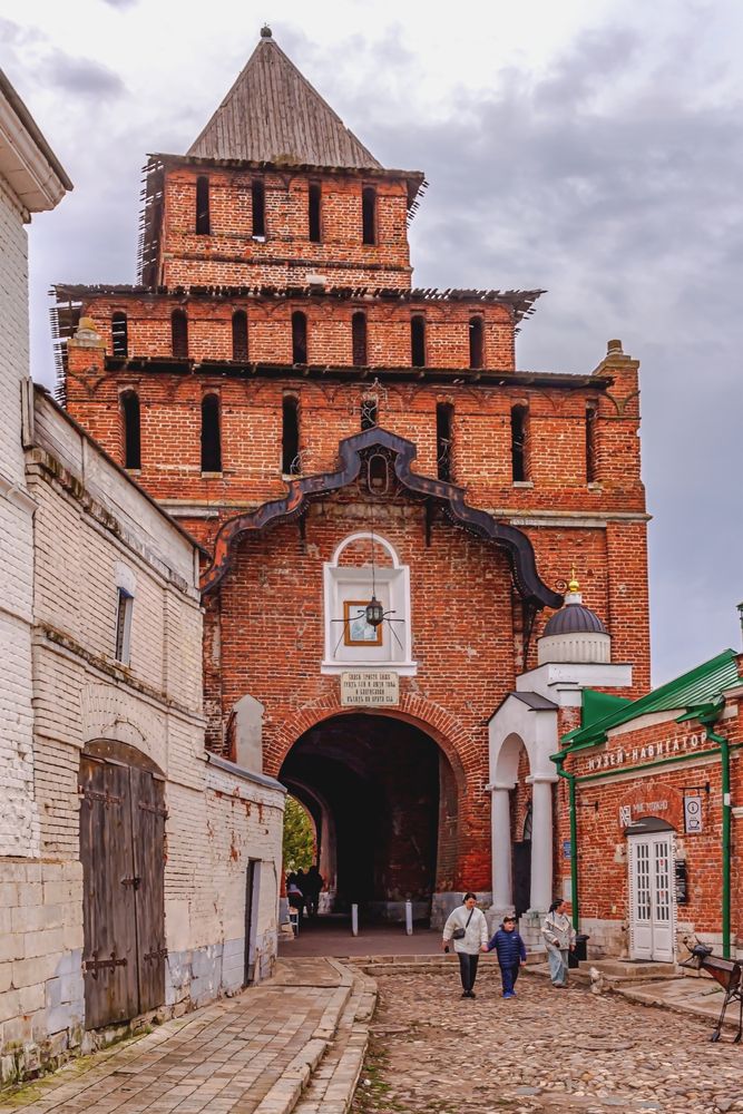 У пятницкой башни на улице Лазарева