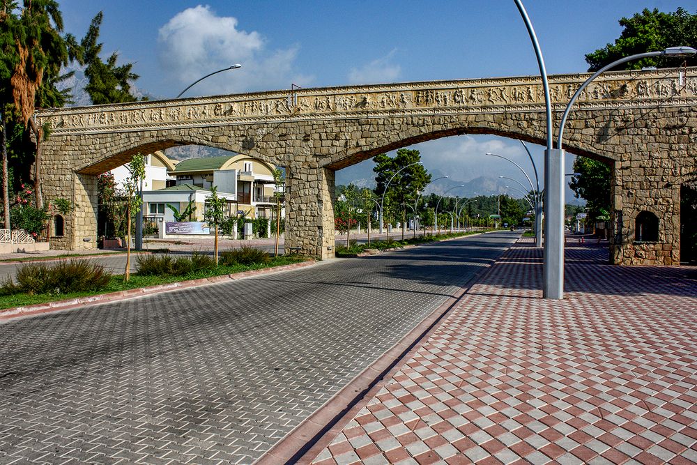 Мост перед въездом в г. Кемер Турция.